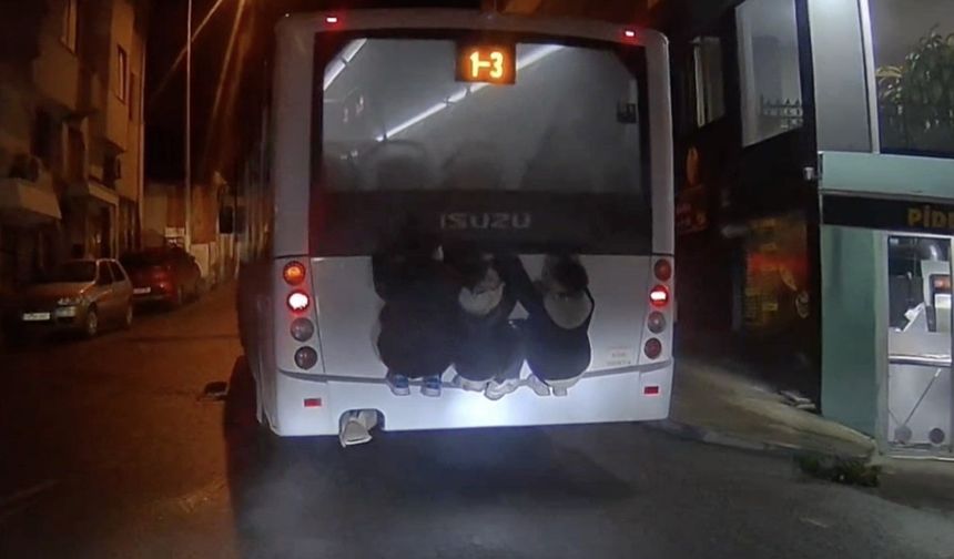 Otobüsün arkasına asılan çocukların tehlikeli yolculuğu kamerada