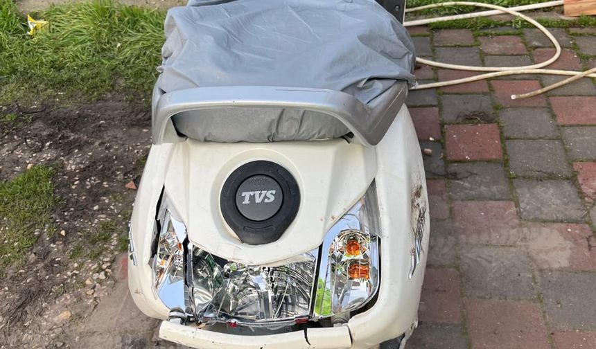 Otomobil önce motosiklete ardından da yol kenarındaki ağaca çarptı