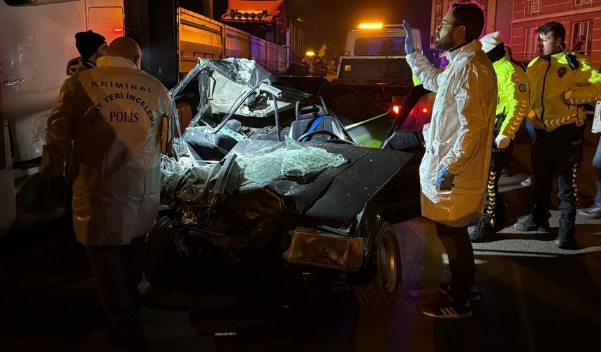 Otomobil, park halindeki TIR'a çarptı: 1'i ağır, 2 yaralı