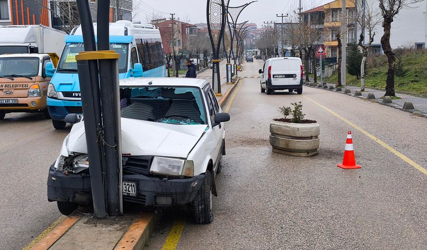 Otomobil, refüjdeki beton çiçeklik ile aydınlatma direğine çarptı: 2 yaralı