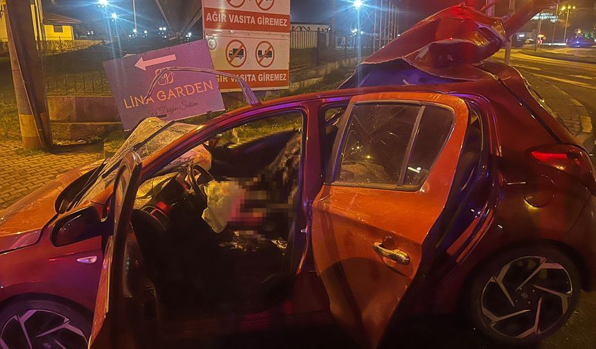 Otomobil, TIR'a çarptı: 2 ölü, 1 yaralı (2)