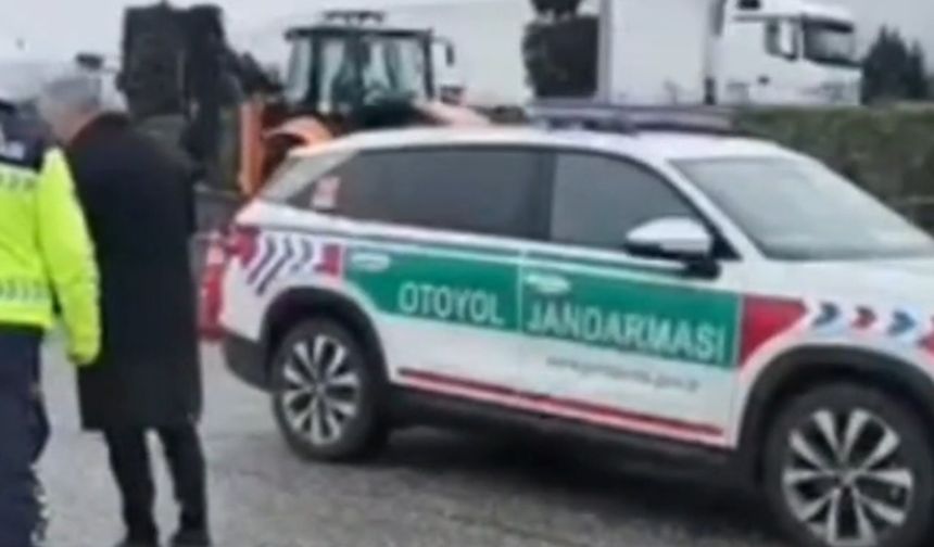 Otomobiliyle, 'U' dönüşü yapan otobüse çarpmaktan son anda kurtuldu