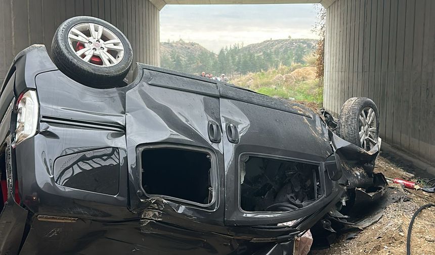 Otoyol köprüsünden uçan araçta ölen kayınpeder ile gelin toprağa verildi