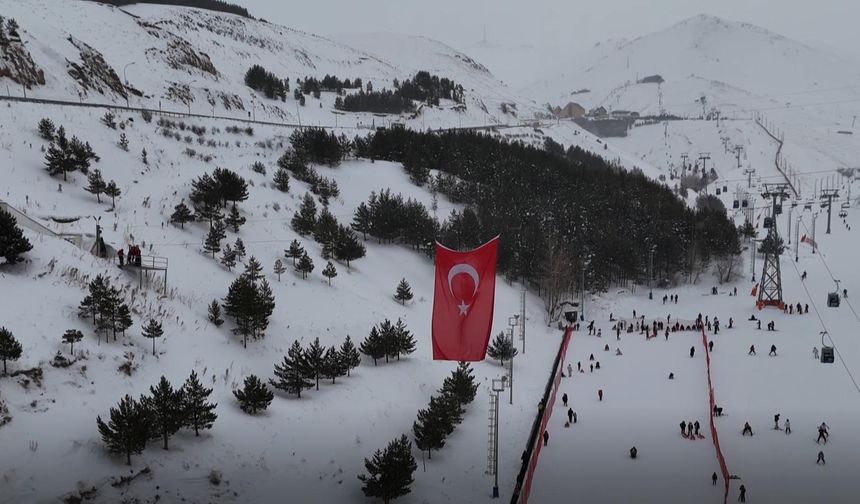 Palandöken'deki zipline hattına dev Türk bayrağı astılar