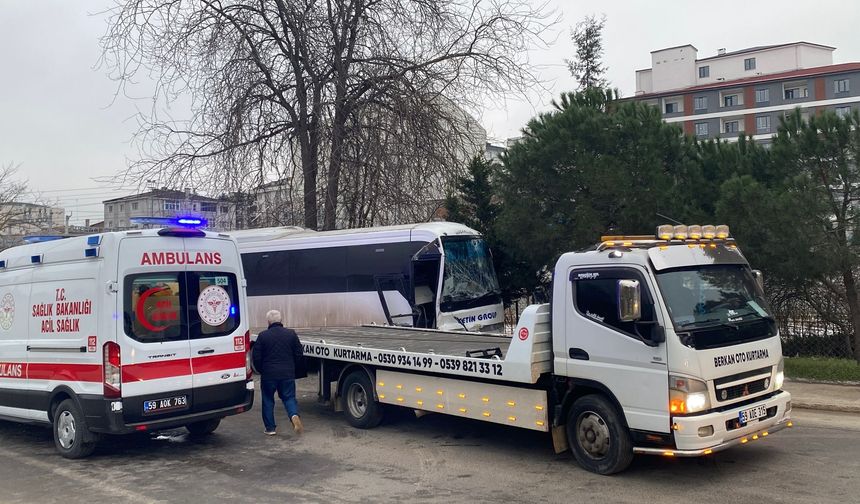 Servis midibüsleri kafa kafaya çarpıştı; 19 yaralı