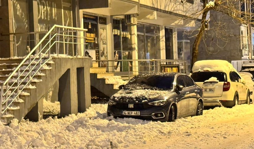 Siirt'te çatılardan düşen kar kütleleri araç ve iş yerlerinde hasara yol açtı
