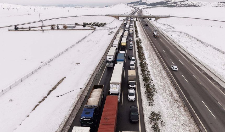 TAG otoyolunda kilometrelerce araç kuyruğu