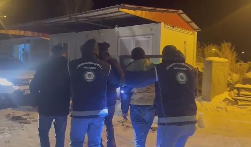 Taksinin bagajından 2 kaçak göçmen çıktı