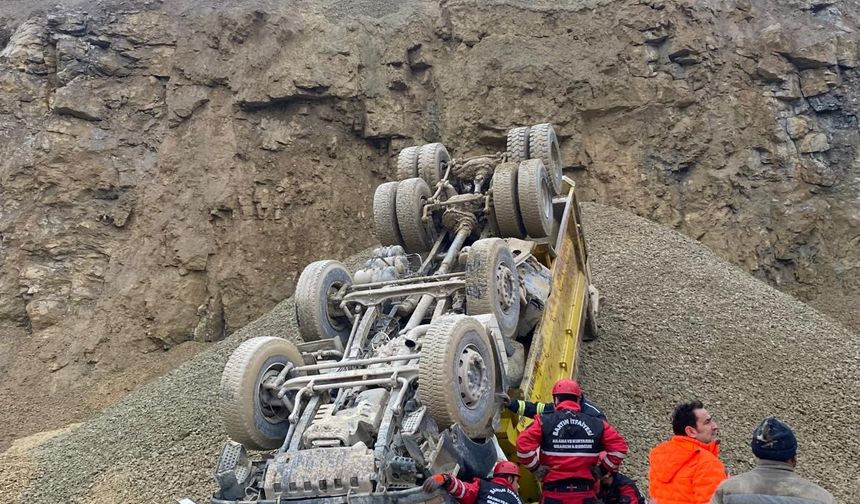 Taş ocağı sahasında devrilen kamyonun şoförü öldü