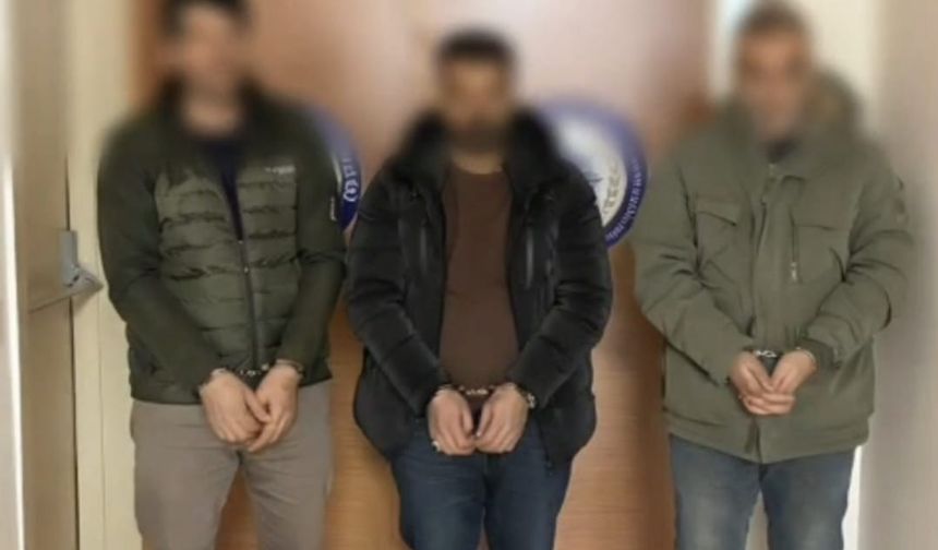 TIR'ın dorsesindeki kasaların arkasında 14 kaçak göçmen yakalandı