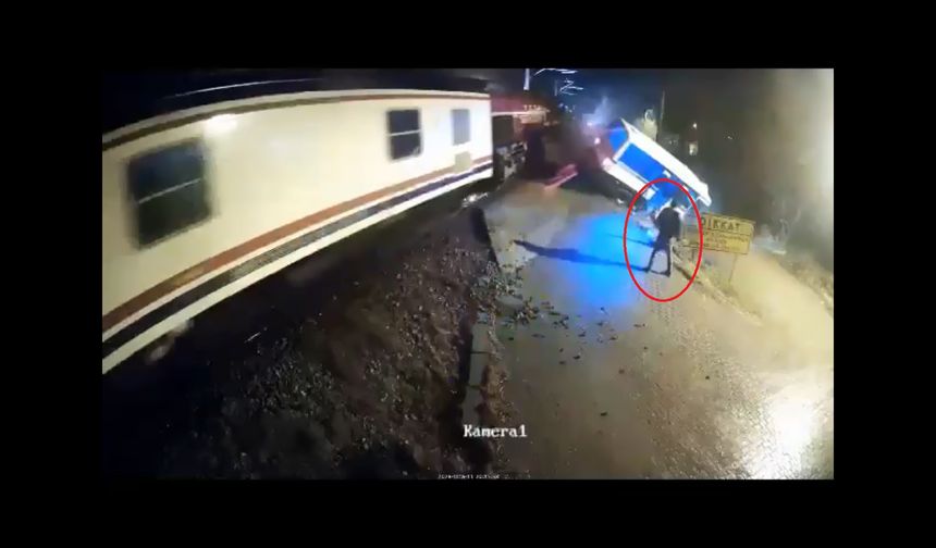 Tren, hemzemin geçitte minibüse çarptı; kaza kamerada