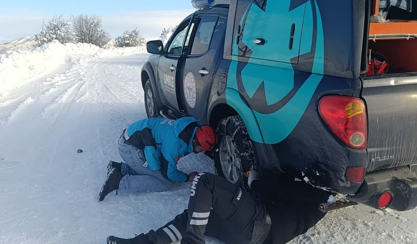 Tunceli'de UMKE ekipleri, yolu kardan kapanan köylerdeki 3 hastaya ulaştı