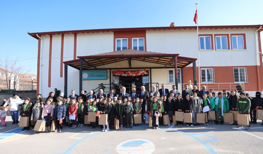 Türk bayrağı motifinin üzerindeki karı temizleyip öpen Zeynep, karnesini aldı