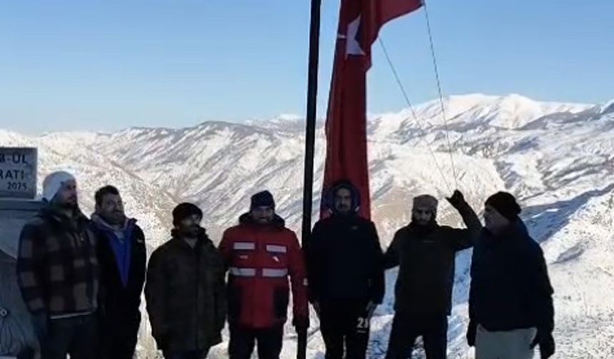 Türk bayrağını göndere çekip, sınır hattındaki saldırıya tepki gösterdiler