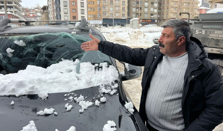 Üst geçitte biriken kar kütlesi, aracın üzerine düştü: 1 yaralı