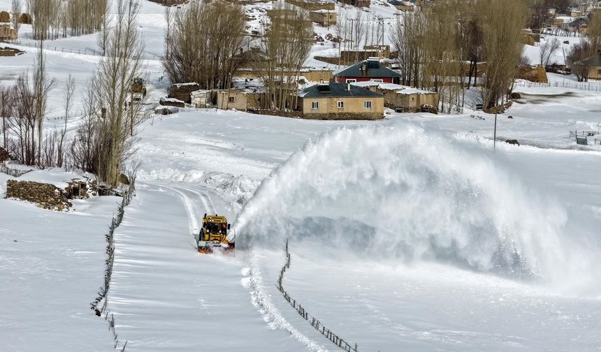 Van'da 1,5 metreyi bulan karla mücadele