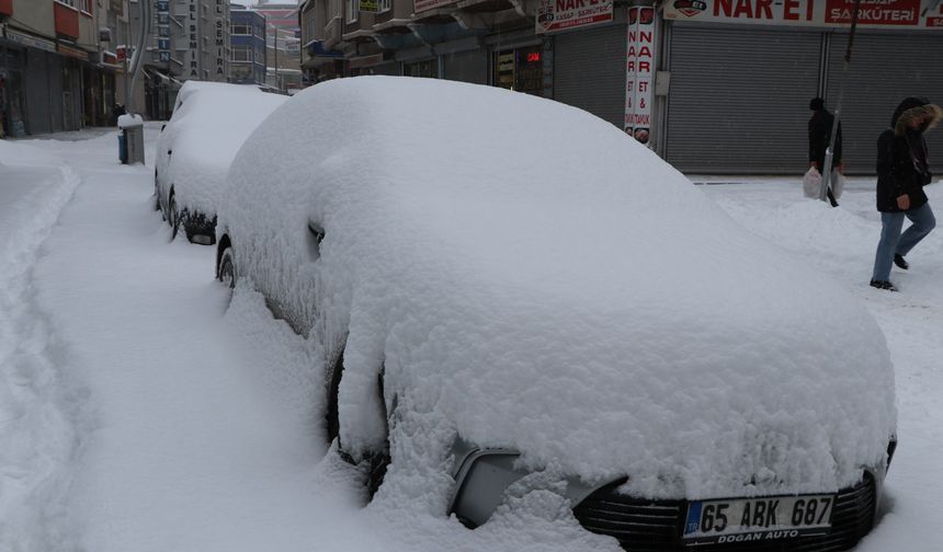 Van'da 287 yerleşim yeri ulaşıma kapandı; kar kalınlığı 30 santime ulaştı