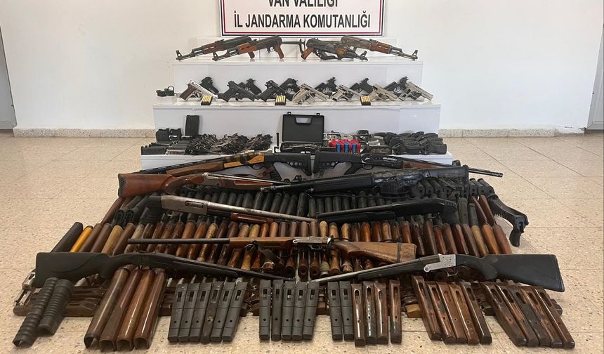Van'da jandarmanın operasyonunda çok sayıda silah ve mühimmat ele geçirildi; 4 gözaltı