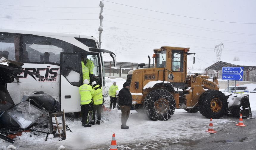 Yolcu otobüsü kontrol noktasındaki kulübeye çarptı; 4 polis hafif yaralı