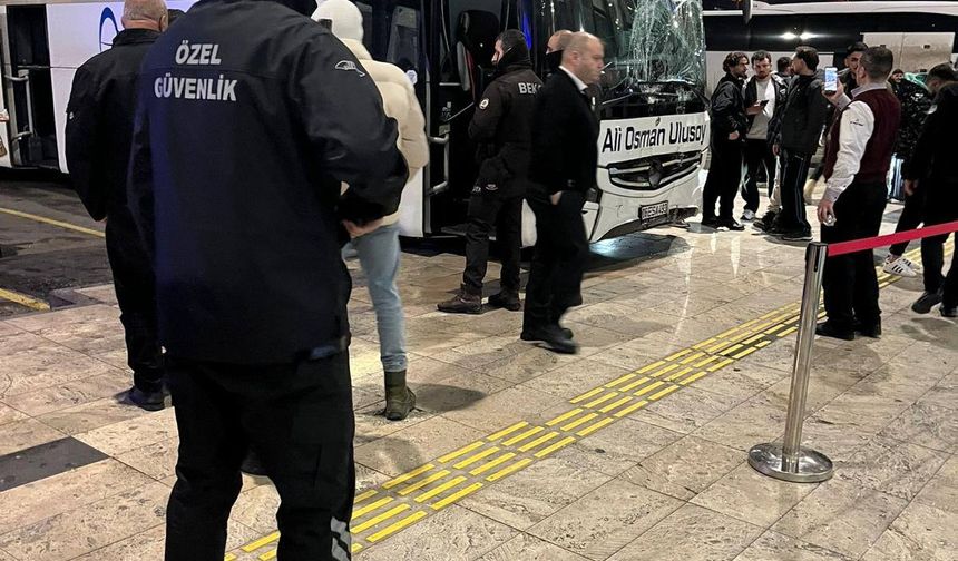 Yolcu otobüsü, perondaki yolcuya çarpıp terminal binasına daldı
