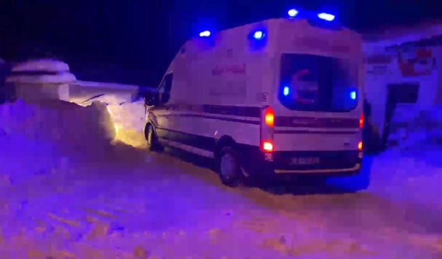 Yolu kapanan köyde yüksek ateşli hasta, ekiplerin çalışmasıyla hastaneye kaldırıldı