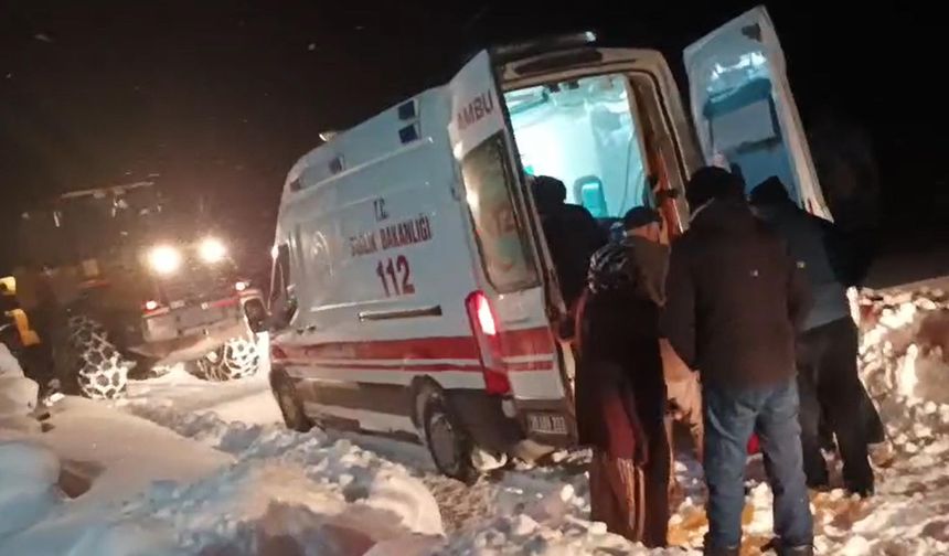 Yolu kapanan köydeki hasta için ekipler seferber oldu