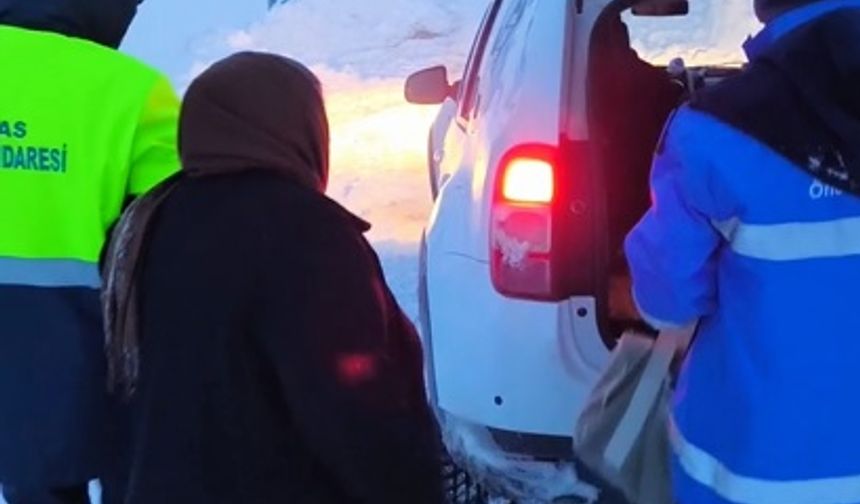 Yolu kapanan köydeki kanser hastası kadına ekipler 5 saatte ulaştı