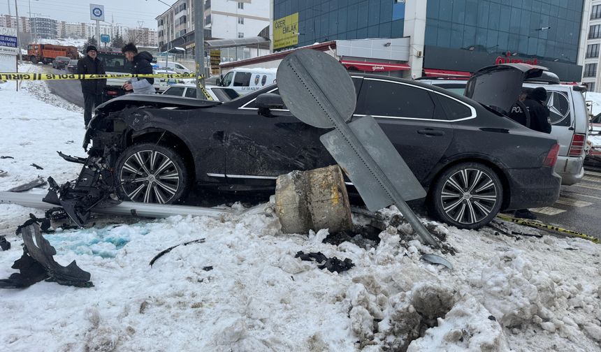 Yozgat'ta iki otomobil çarpıştı: 1 ölü, 1 yaralı