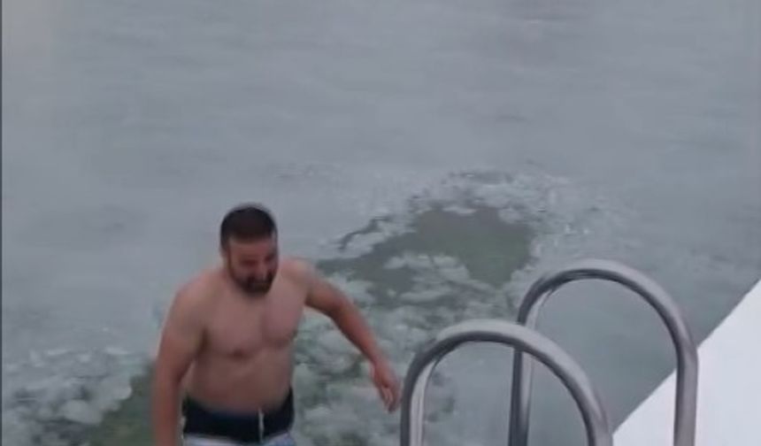 Yüzeyi buz tutan havuzda yüzdü; o anlar kamerada