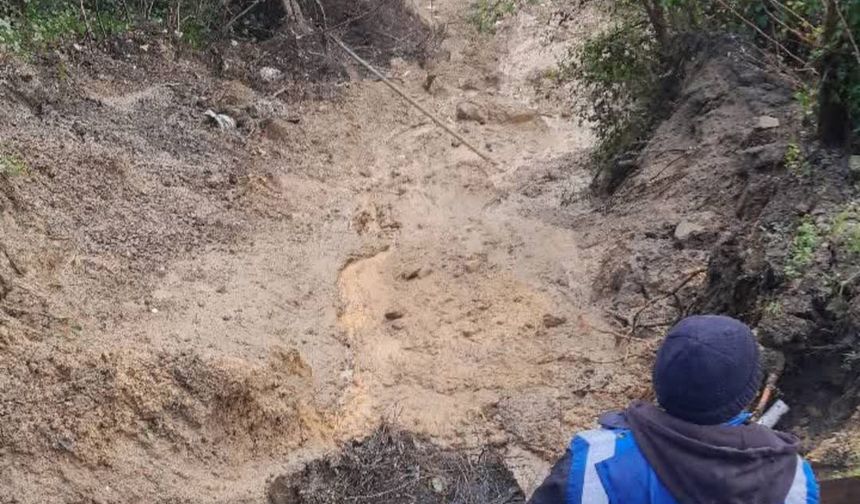 Zonguldak'ta heyelan; su borusu patladı, elektrik direkleri devrildi