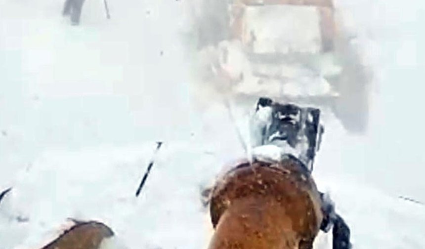 2 bin 540 rakımlı Sahara Geçidi'ne çığ düştü, iş makineleri kar altında kaldı (2)