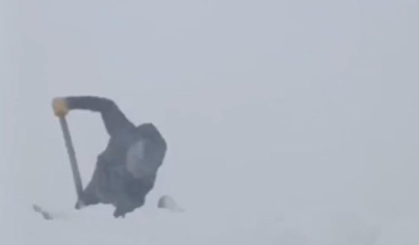 2 bin 540 rakımlı Sahara Geçidi'ne çığ düştü, iş makineleri kar altında kaldı