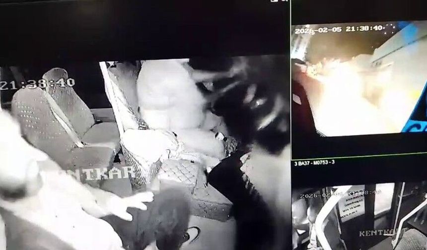 Adana'da minibüs ile otomobil kafa kafaya çarpıştığı kaza, kamerada