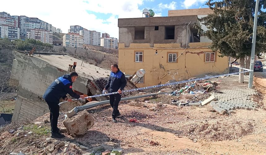 Adıyaman'da 2 katlı bina çöktü