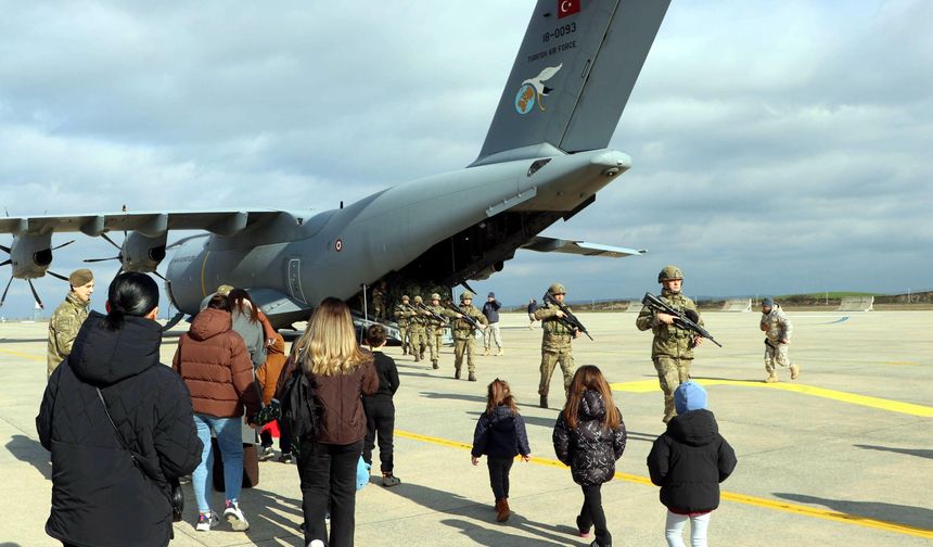 Almanya'da tatbikata katılan Mehmetçiklere duygulu karşılama