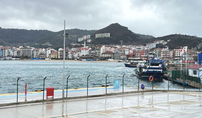 Amasra'da rüzgar; dalga boyu 2 metreye ulaştı