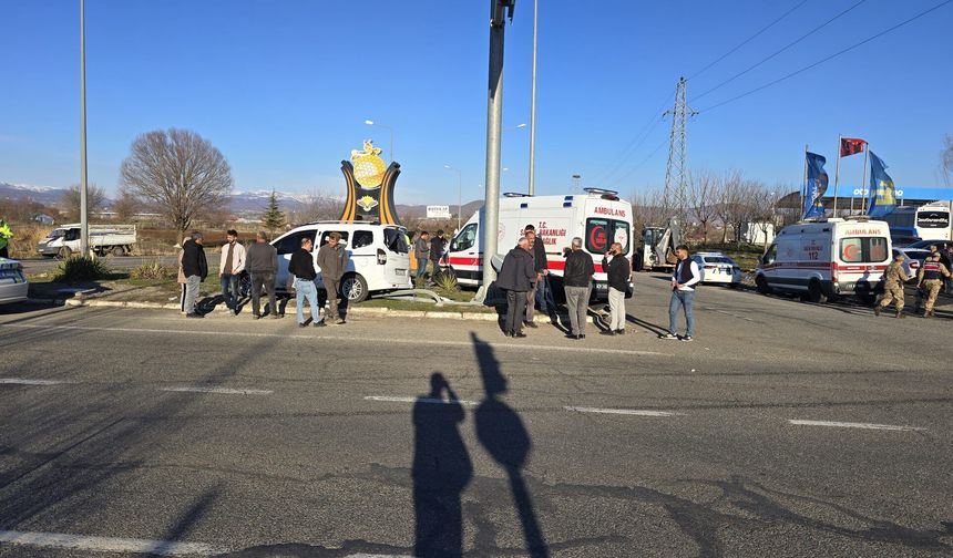 Ambulans ile hasta yakınının kullandığı hafif ticari araç çarpıştı