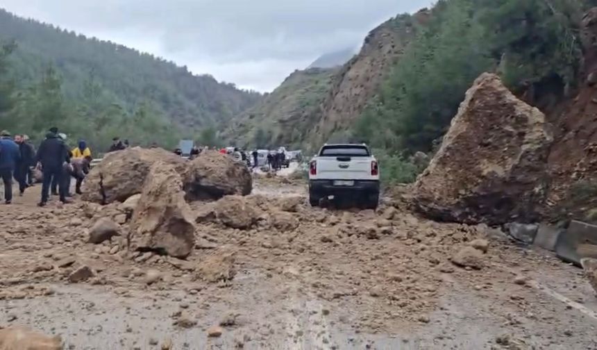 Antalya- Isparta karayolunda heyelan