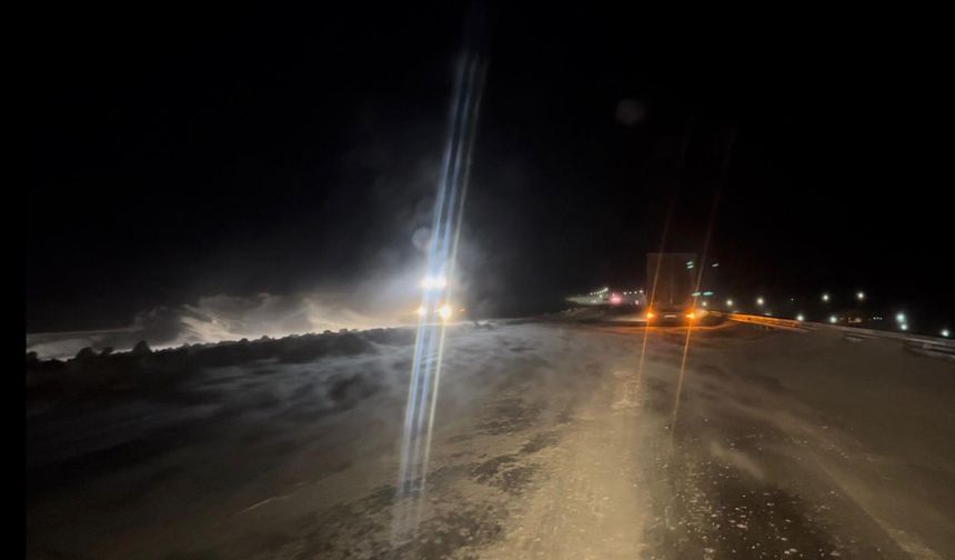 Ardahan'da etkili olan tipi Çıldır-Aktaş Sınır Kapısı yolunda ulaşımı aksattı