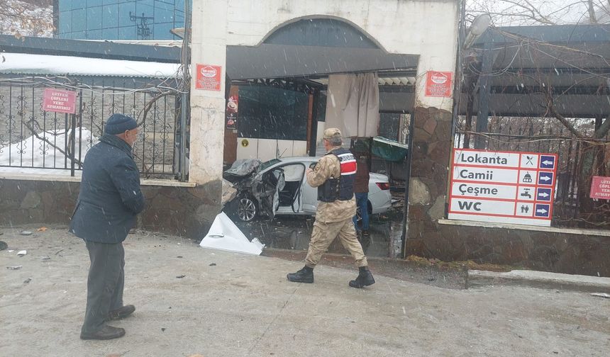 Bingöl'de otomobil lokantaya girdi: 5 yaralı