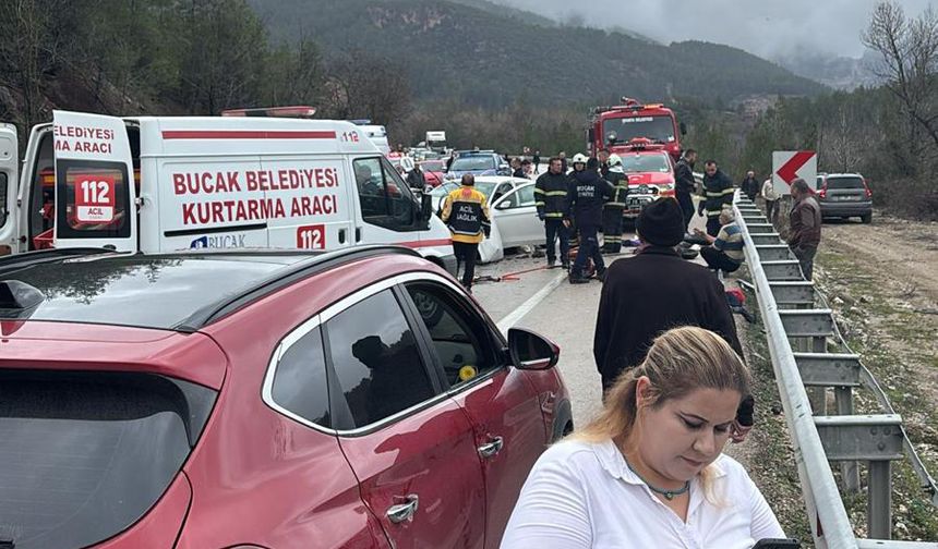 Burdur'da iki otomobil kafa kafaya çarpıştı; 6 ölü, 6 yaralı