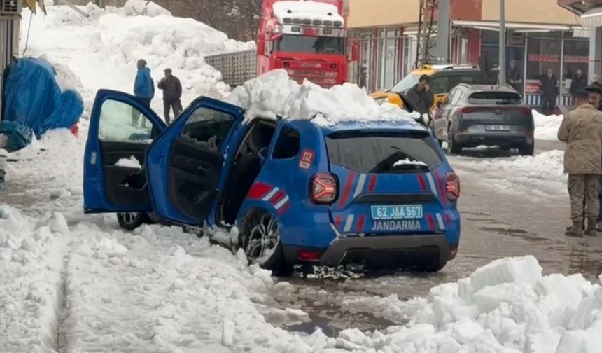 Çatıda biriken kar, jandarma aracının üzerine düştü: 2 yaralı