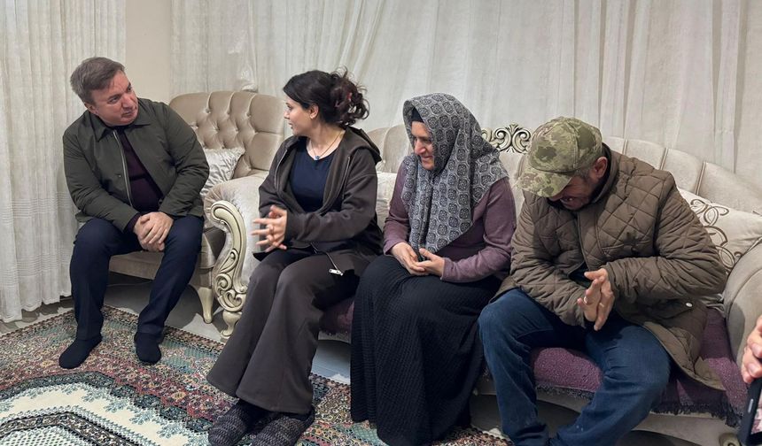 Çilem, özel gereksinimli abla ve ağabeyine hem annelik hem babalık yapıyor