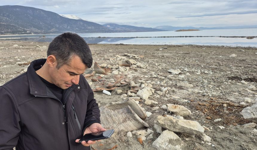 Eğirdir Gölü'nün suyu çekilen kıyı kesiminde insan kemikleri bulunan küpler ortaya çıktı