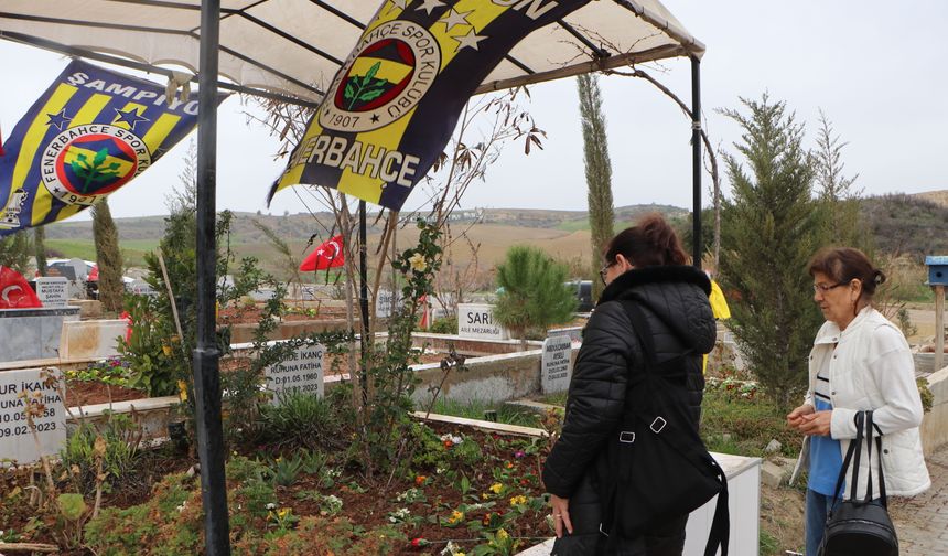 Fenerbahçe bayrakları asılan mezarlıkta ağabeyini andı; enkazdan boynunda takımının atkısıyla çıktı / Ek fotoğraflar