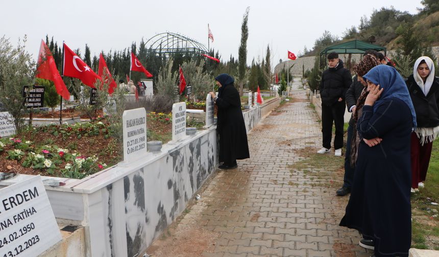 Fenerbahçe bayrakları asılan mezarlıkta ağabeyini andı; enkazdan boynunda takımının atkısıyla çıktı