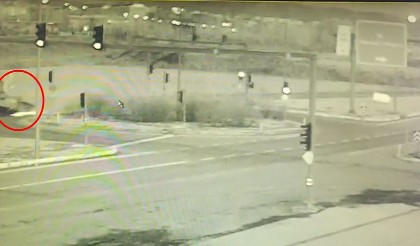 Hafif ticari araç, direğe çarparak takla attı; kaza kamerada