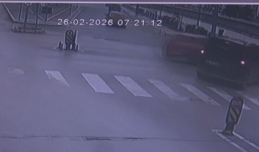 Hafif ticari araçla çarpışan otomobil, nehre uçtu; anne ile kızı yaralı (2)