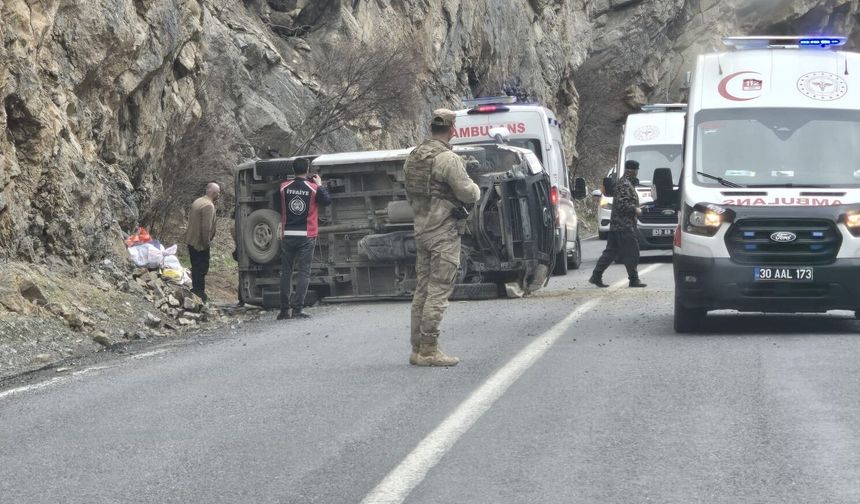 Hakkari-Çukurca kara yolunda minibüs takla attı: 1'i ağır 4 yaralı