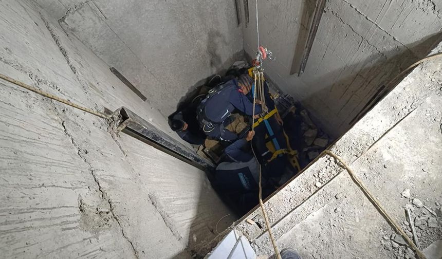 İnşaatta havalandırma boşluğuna düşen 2 işçi kurtarıldı